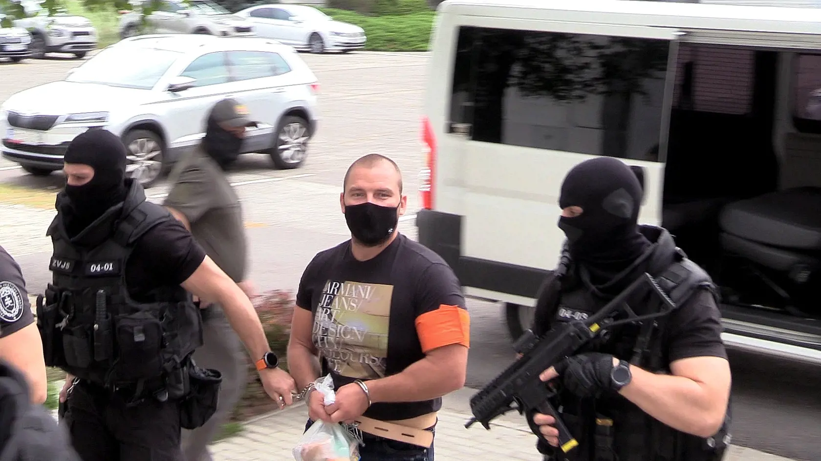 Eskorta priviezla na pojednávanie s Dušanom Kováčikom svedka Mateja Zemana, ktorý je  obvinený z krivej výpovede.