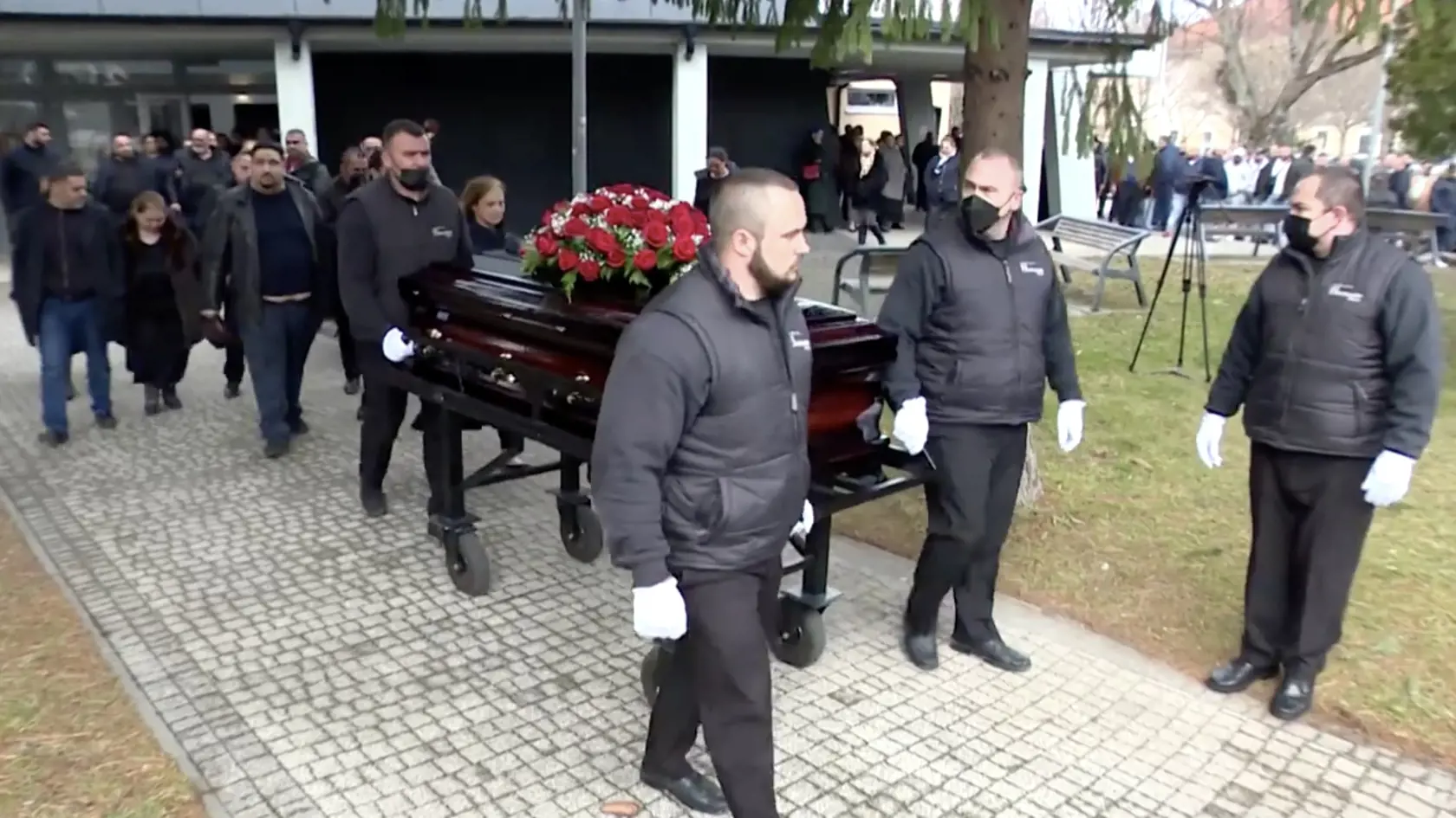 Rómovia sú veriaci aj preto rozlúčke pri hrobe predchádzal cirkevný obrad v dome smútku.
