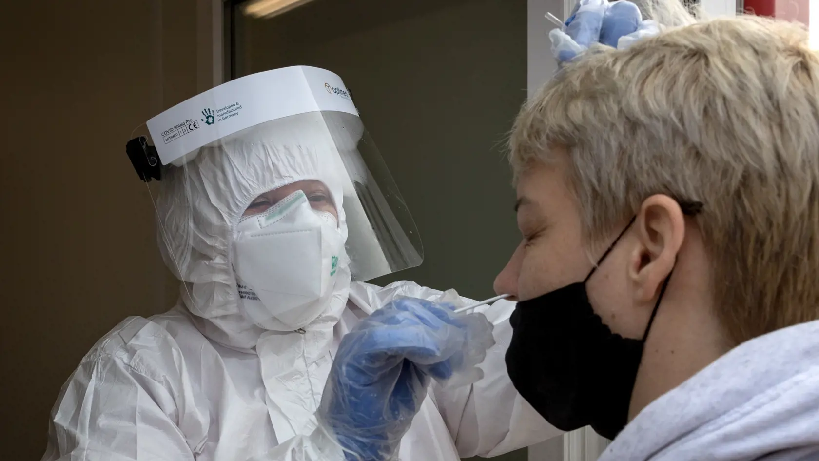 Neočkovaní zamestnanci sa budú musieť testovať dvakrát do týždňa.