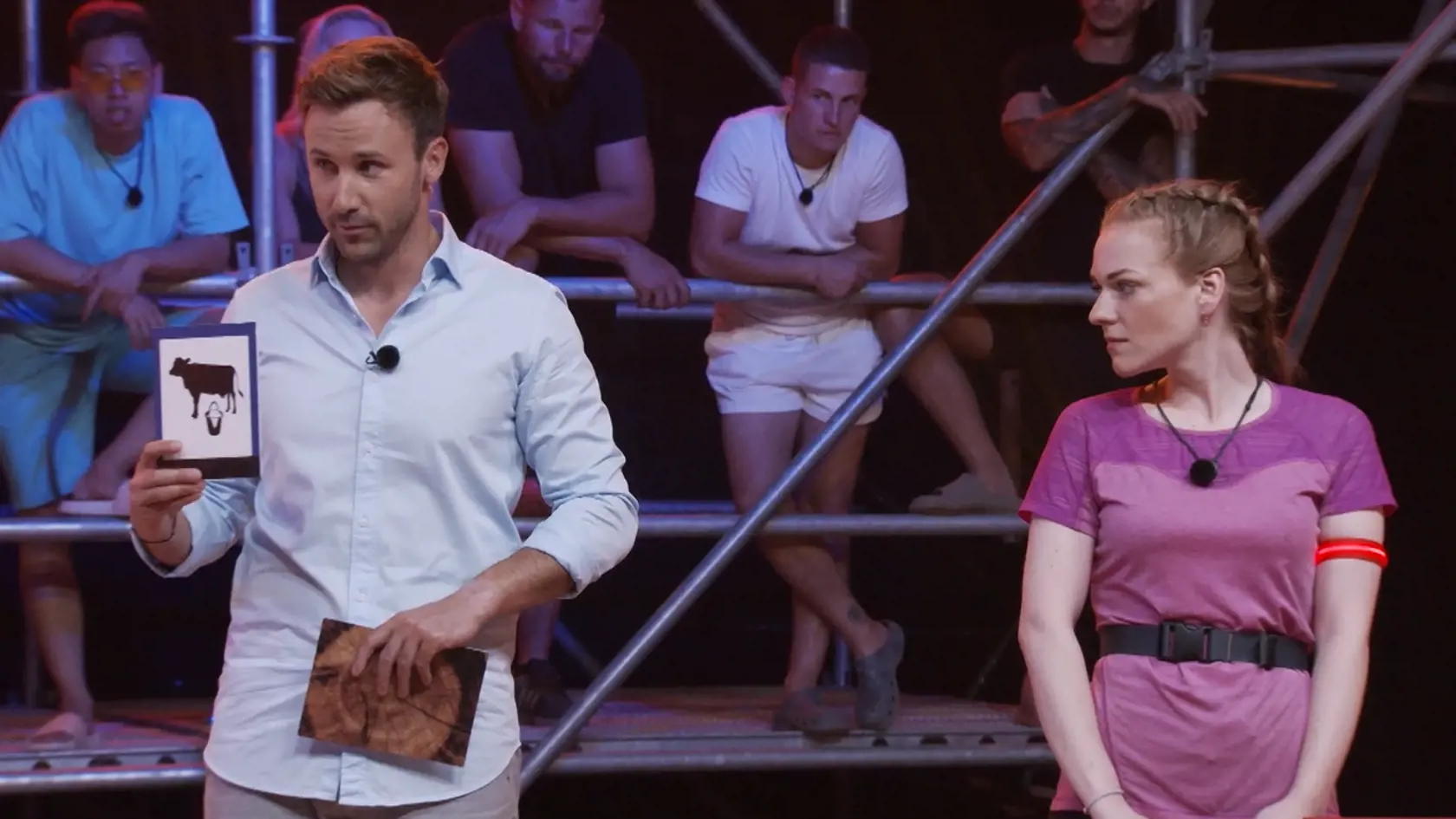 Marek vysvetľuje, že daná karta znázorňuje dojenie.