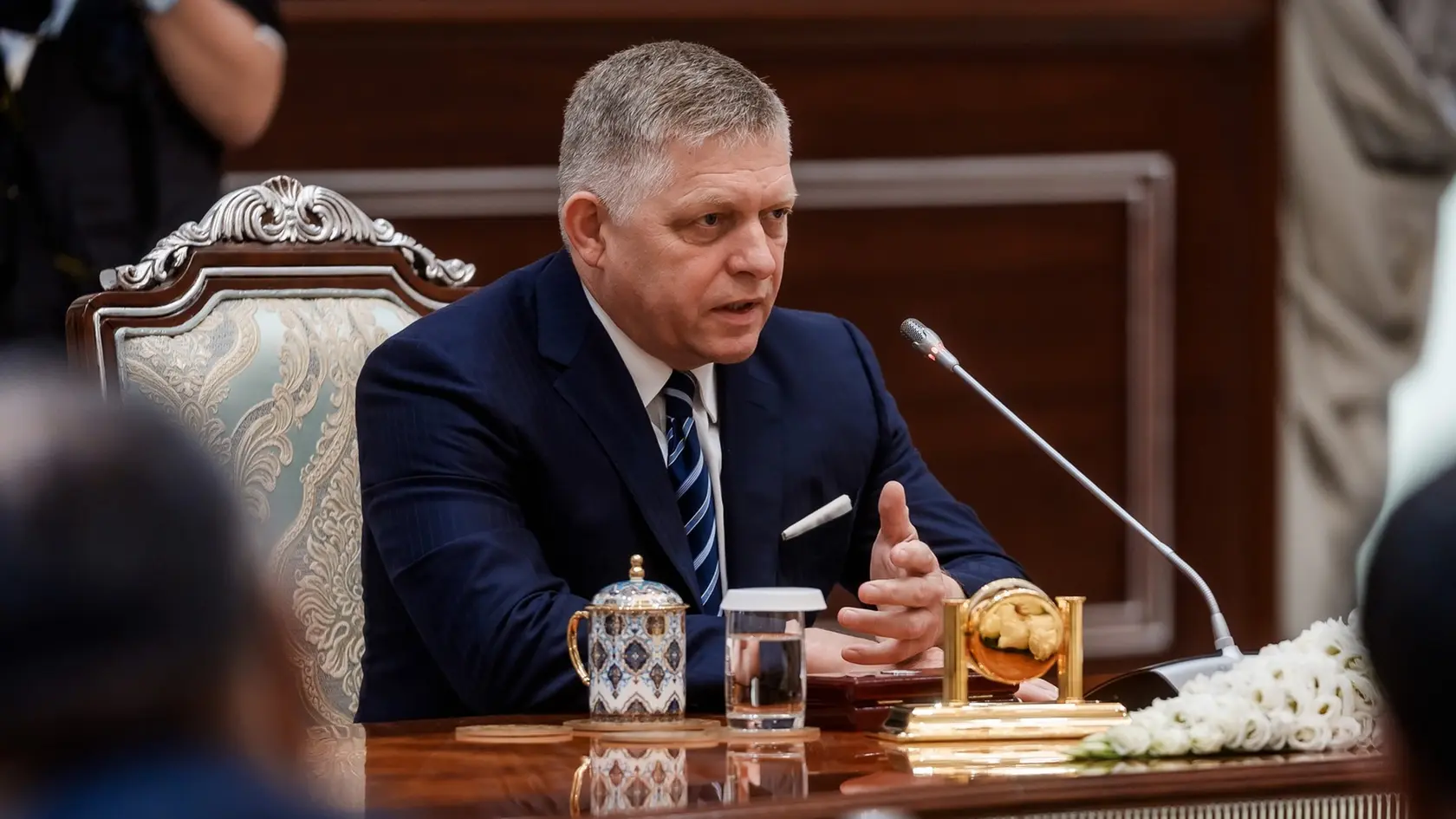 Historicky prvá návšteva predsedu vlády SR v Uzbekistane. Robert Fico pricestoval do Taškentu, hlavného mesta Uzbekistanu. Rokoval už s prezidentom Uzbeckej republiky Šavkatom Mirzijojevom, s ktorým hovorili o možnostiach hospodárskej spolupráce. Ocenil tiež perspektívu spolupráce v oblasti zbrojného priemyslu. „Nejde nám len o predaj, ale aj o spoločnú produkciu,“ zdôraznil Fico.