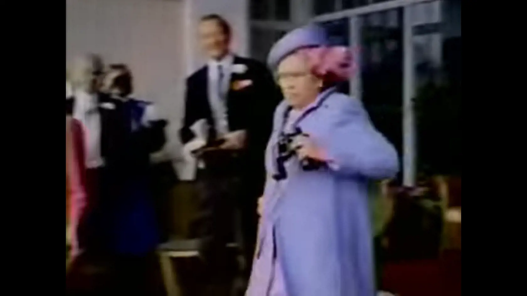 Neuveriteľný záber kráľovnej Alžbety II., ako beží na štadióne, aby sa pozrela na koňa, ktorý vyhral Epsom Derby, sa znovu objavil na internete.