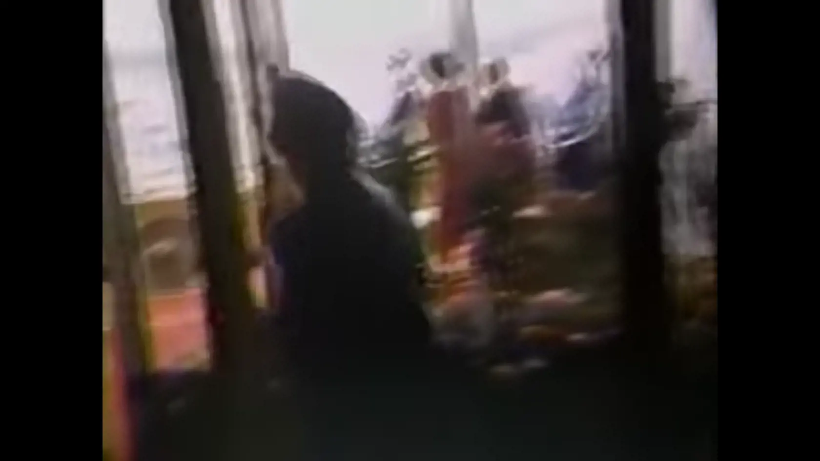 Neuveriteľný záber kráľovnej Alžbety II., ako beží na štadióne, aby sa pozrela na koňa, ktorý vyhral Epsom Derby, sa znovu objavil na internete.