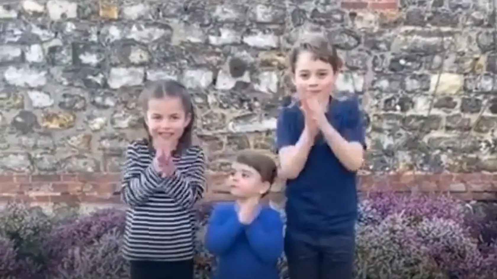 Princezná Charlotte, princ Louis a princ George tlieskajú všetkým lekárom.