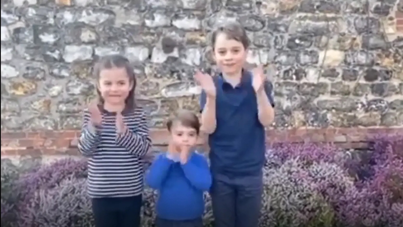 Princezná Charlotte, princ Louis a princ George tlieskajú všetkým lekárom.