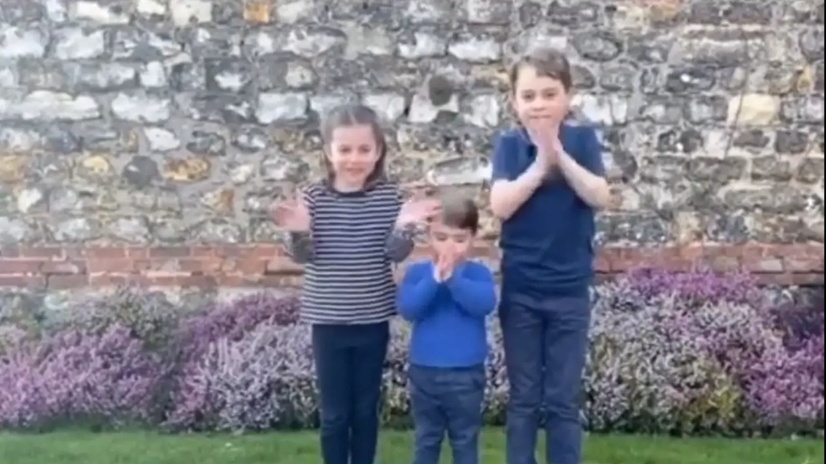 Princezná Charlotte, princ Louis a princ George tlieskajú všetkým lekárom.