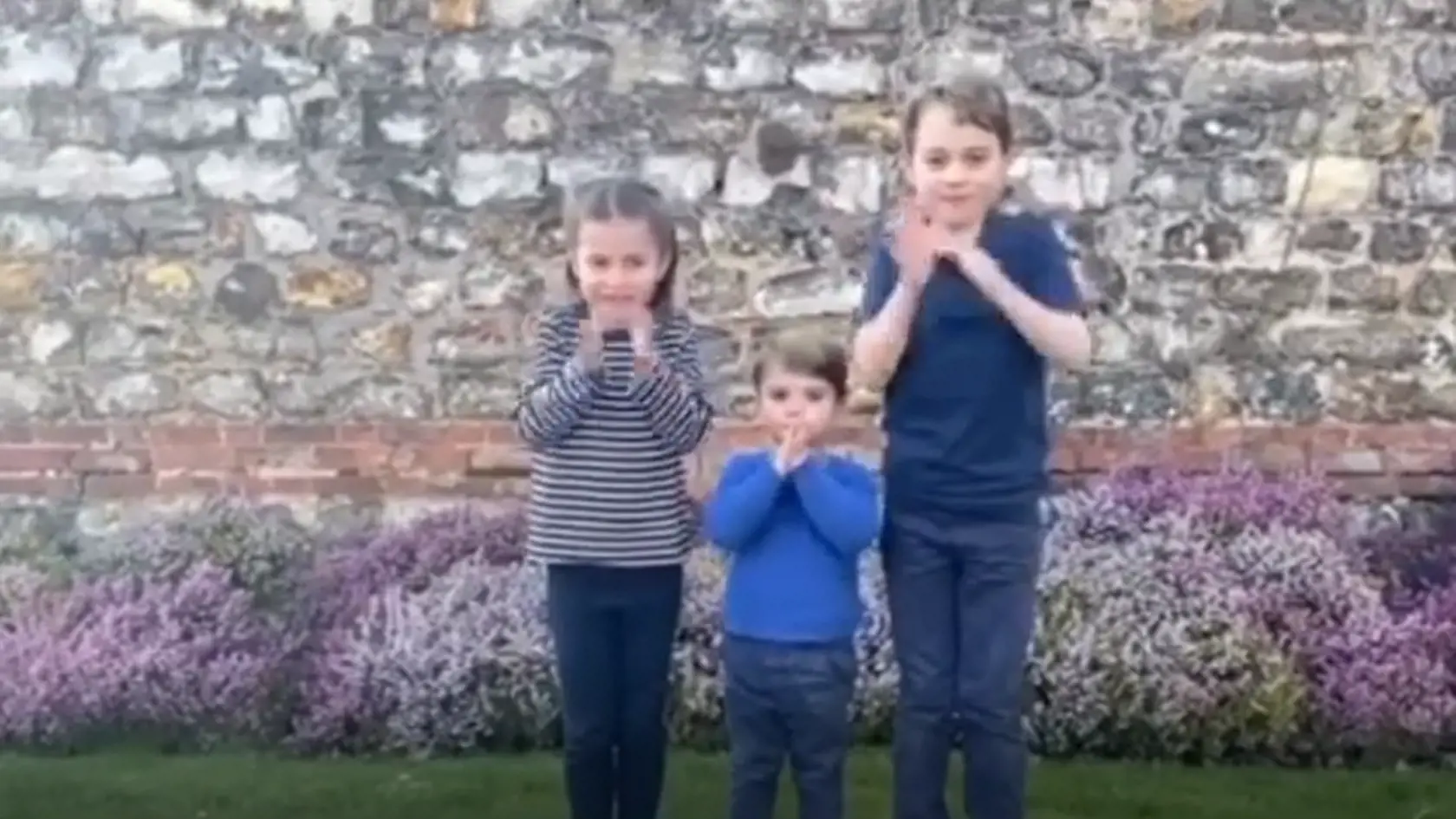 Najstarší princ George, princezná Charlotte a princ Louis sa rovnako ako tisícka Britov zapojili do výzvy a zdĺhavým potleskom vzdali hold hrdinom zdravotníkom