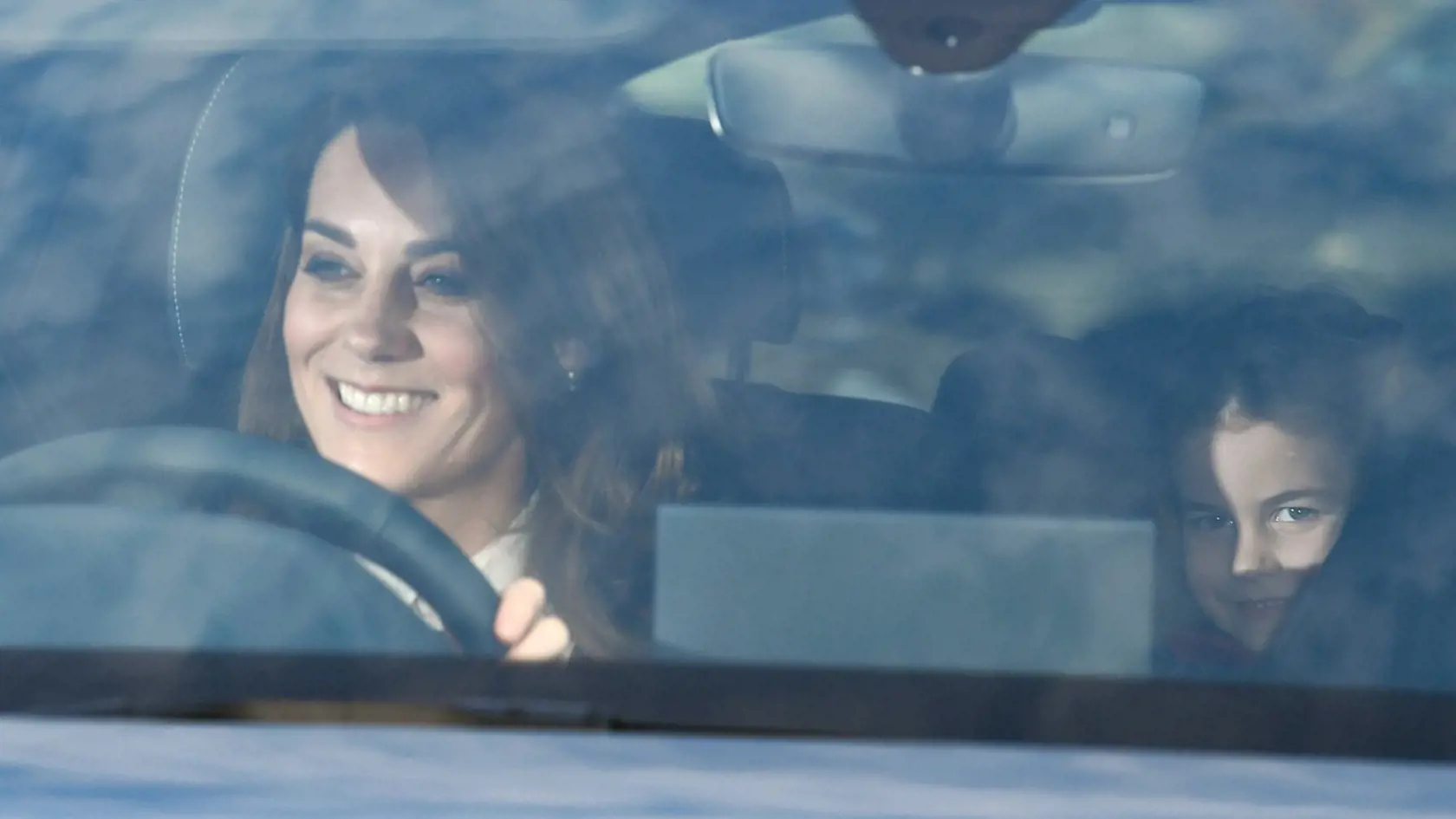 Na zadnom sedadle sedela princezná Charlotte a princ Louis.