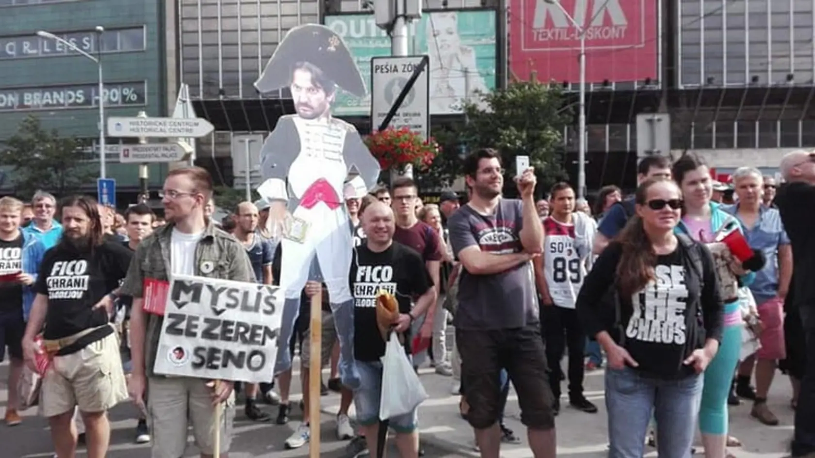 Druhý protest pred komplexom Bonaparte.