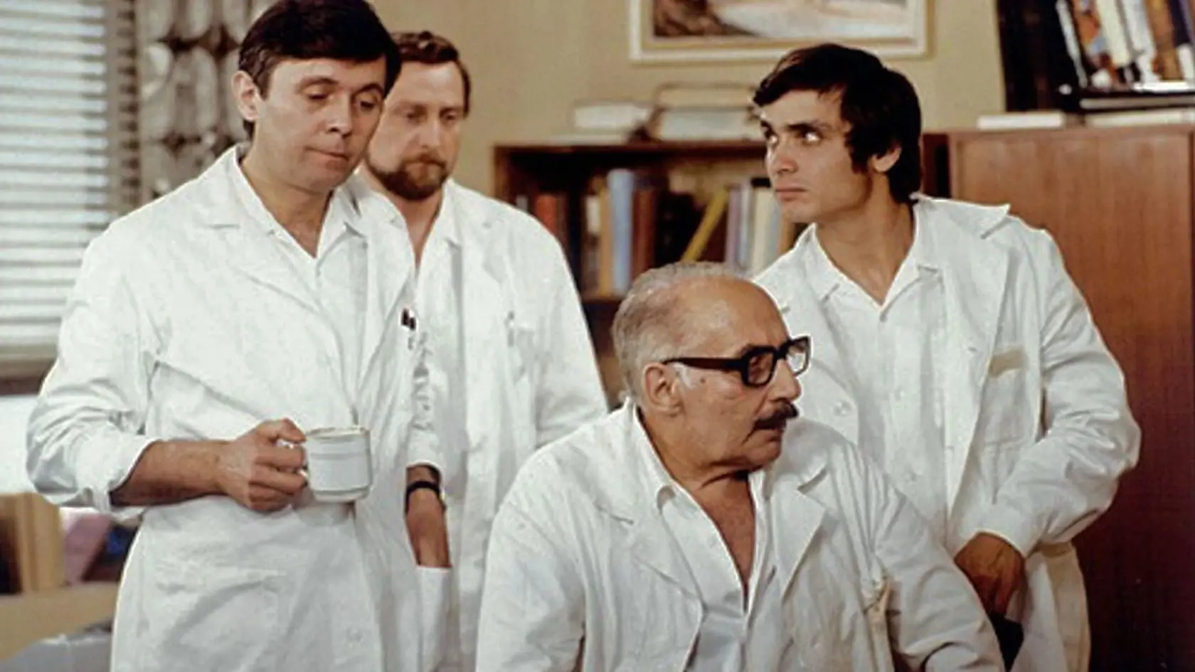 Nemocnica na kraji mesta 1978-1981: Osudy lekárov a sestier v nemocnici v okresnom meste.