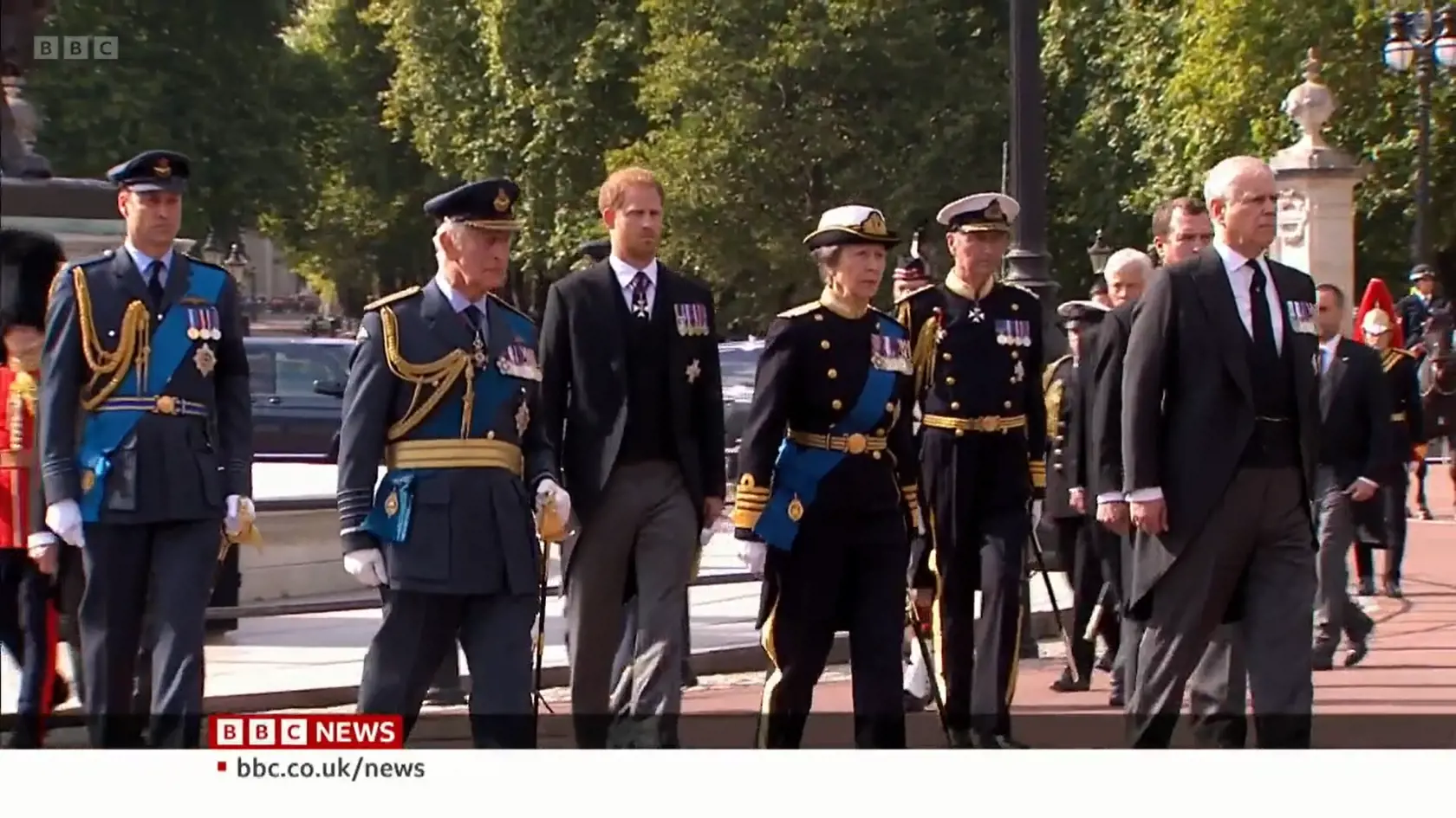 Princ Harry a princ William kráčajú za rakvou svojej babky.