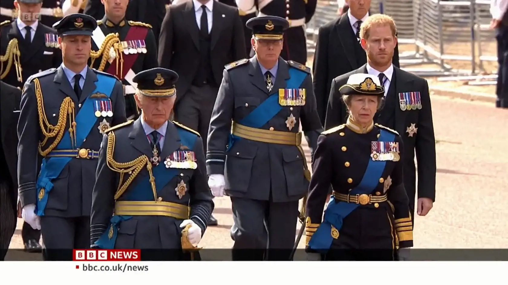 Princ Harry a princ William kráčajú za rakvou svojej babky.
