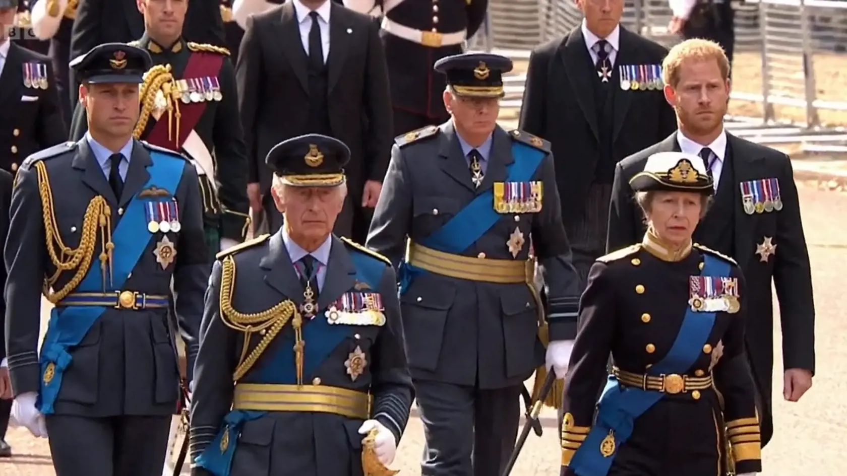 Princ Harry a princ William kráčajú za rakvou svojej babky.