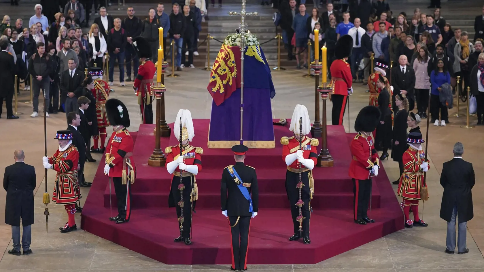 JB 60 Londýn - Vnúčatá zosnulej britskej kráľovnej Alžbety II. držia stráž pri jej rakve vystavenej vo Westminster Hall, najstaršej časti Westminsterského paláca v Londýne 17. septembra 2022. Osem vnúčat britskej kráľovnej Alžbety II. držalo v sobotu večer stráž pri rakve zosnulej panovníčky, vystavenej na verejnú úctu v historickej Westminsterskej sále v Londýne.