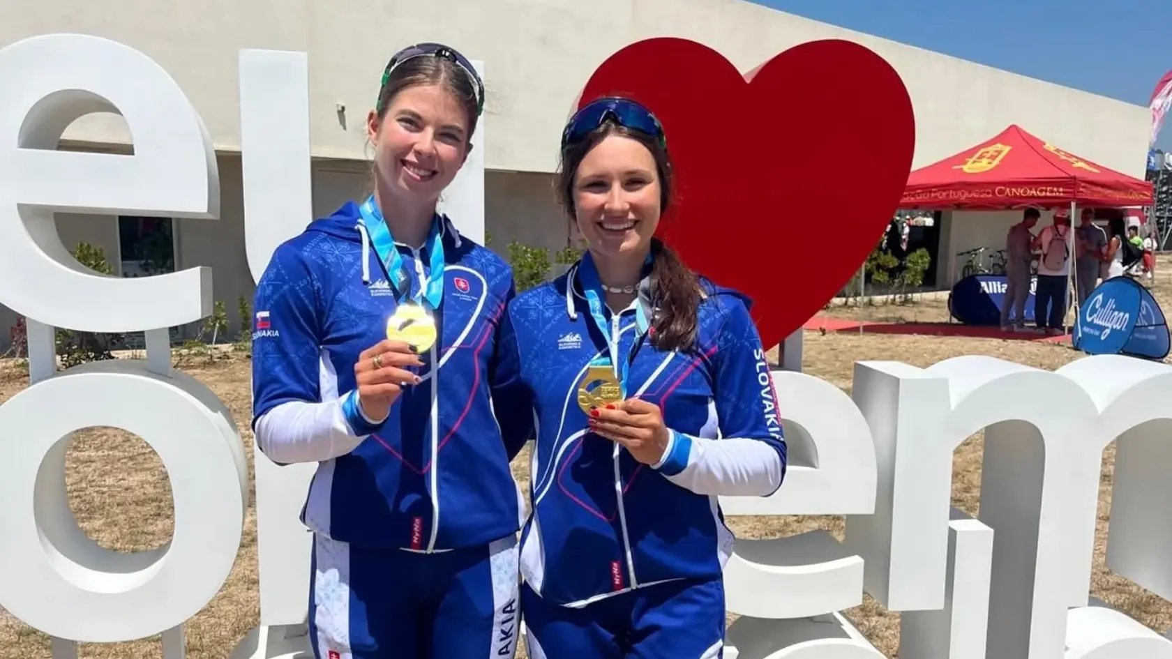 Slovenské reprezentantky v rýchlostnej kanoistike Réka Bugárová s Biankou Sidovou získali zlato