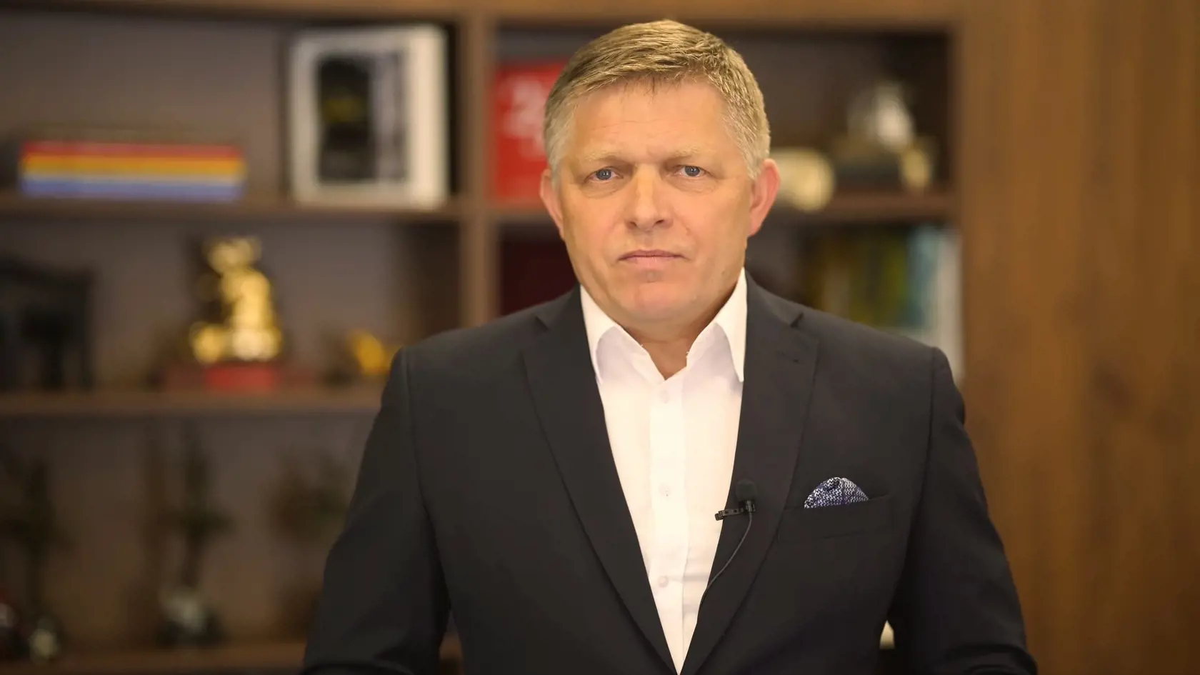 Robert Fico je už zjavne z dovolenky v Karibiku doma, najnovšie video vyzerá byť natočené v pracovni na Súmračnej.