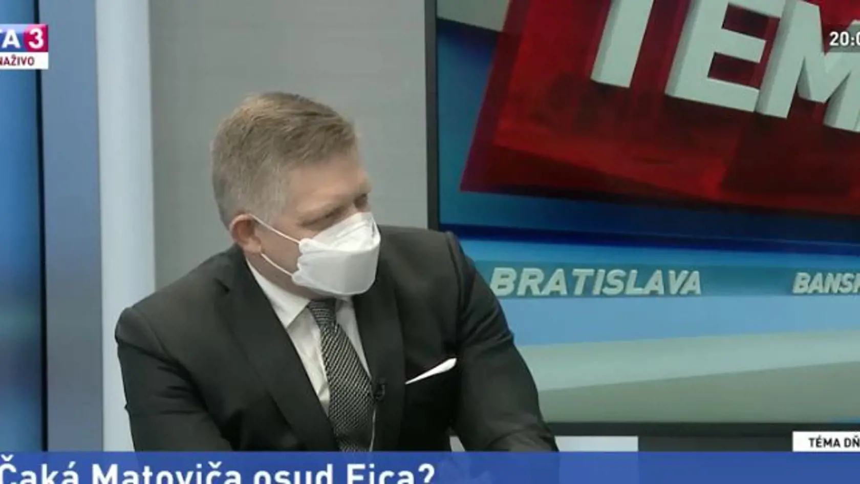 Róbert Fico si dal respirátor dole ako prvý.