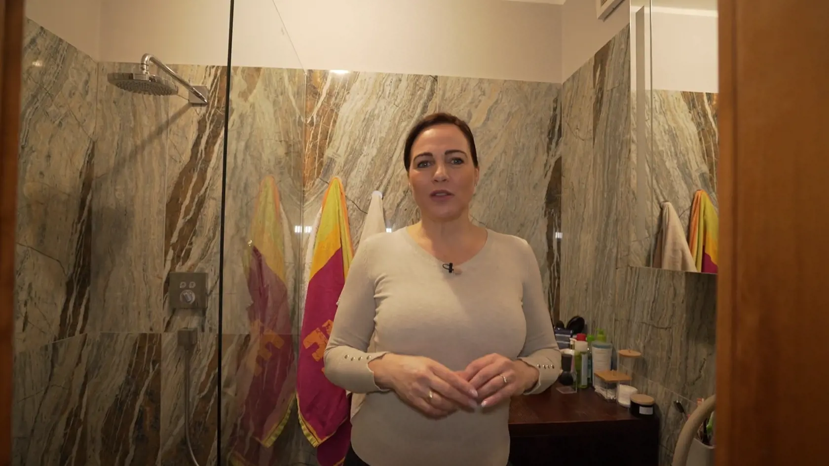 V kúpeľni chcela Adriana vždy obrovský sprchovací kút, ktorý si tam aj vyrobila. 