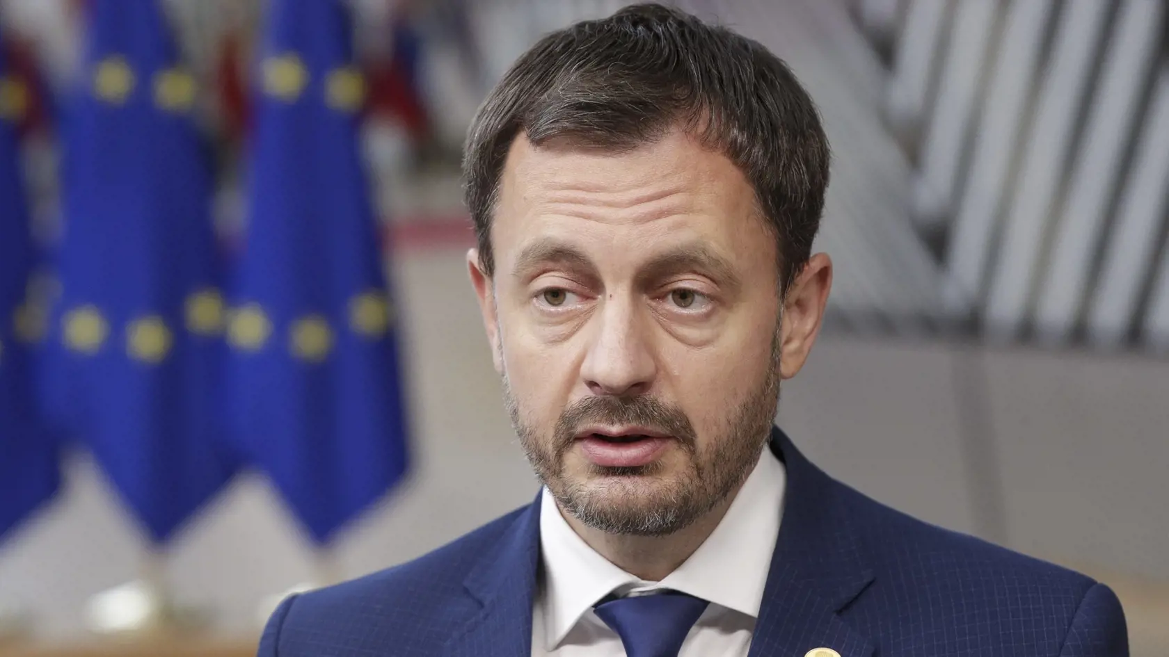 KK6 Brusel - Slovenský premiér Eduard Heger poskytuje rozhovor počas príchodu na summit EÚ v Bruseli 21. októbra 2021. Dvojdňový summit Európskej únie má ako hlavné témy debaty o náraste cien energií, o očkovaní proti koronavírusovej pandémii, o sporoch spojených s nerešpektovaním zásad právneho štátu a o obchodnej politike EÚ, ale aj o klimatických otázkach, o zahraničnej dimenzii migrácie a o digitalizácii. FOTO TASR/AP
Slovakia's Prime Minister Eduard Heger talks to journalists as he arrives 