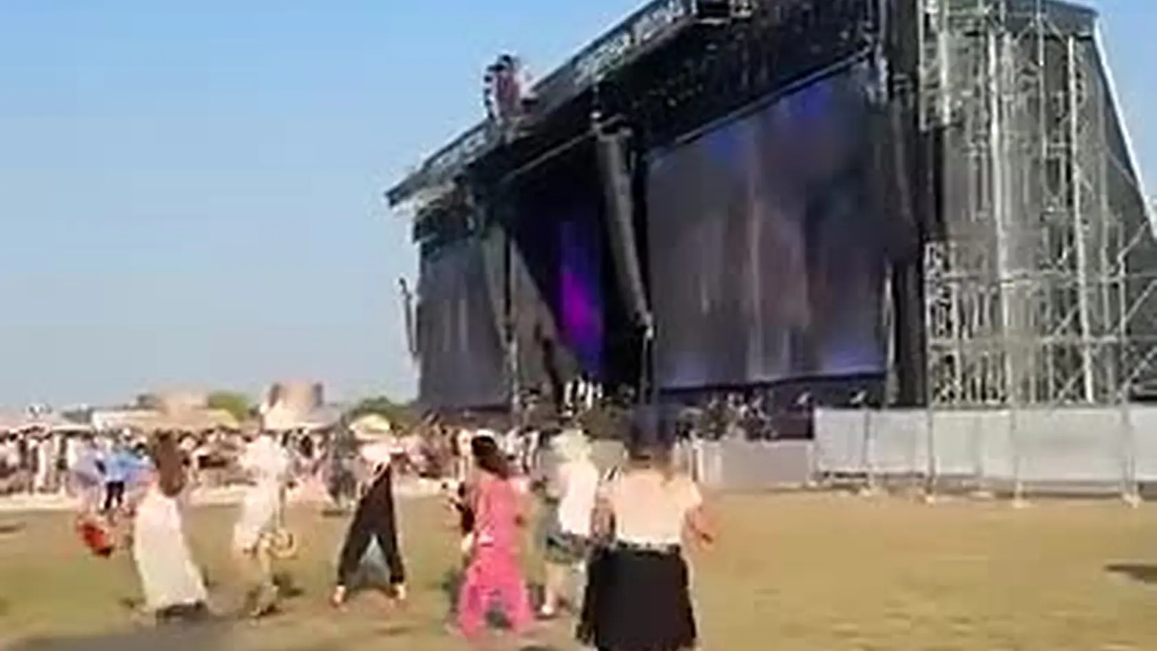 DESmod sa dočkal pocty, keď na Lovestreame si hudobníci Nico & Vinz pre divákov pripravili prekvapenie, keď zaspievali megahit od DESmodu "Vyrobená pre mňa". Niektorí hostia si mysleli, že na pódiu sa ukázali chalani z DESmodu.