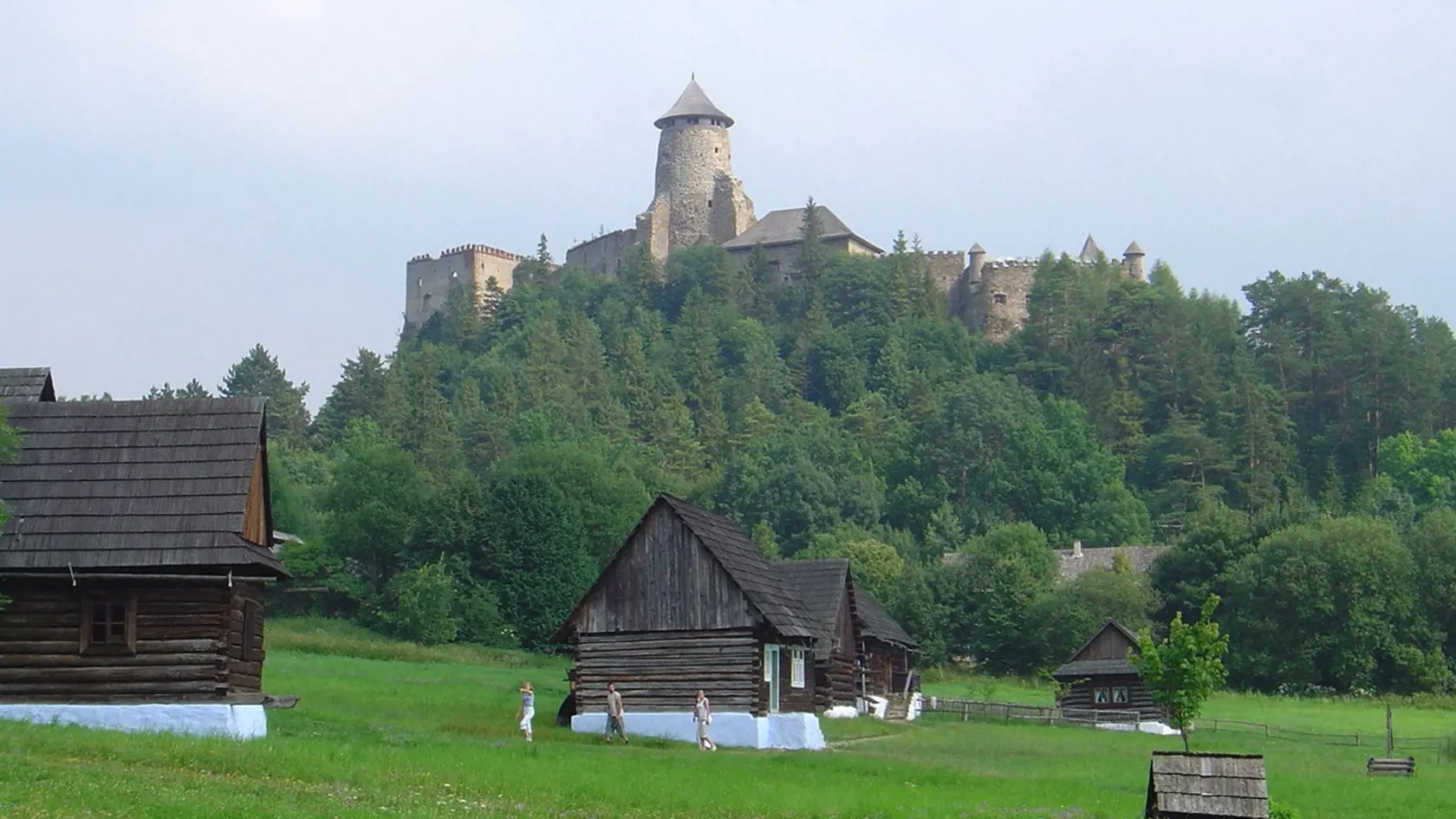 Ľubovniansky hrad. Pohľad z areálu Viktóriinych záhrad naň je úžasný.