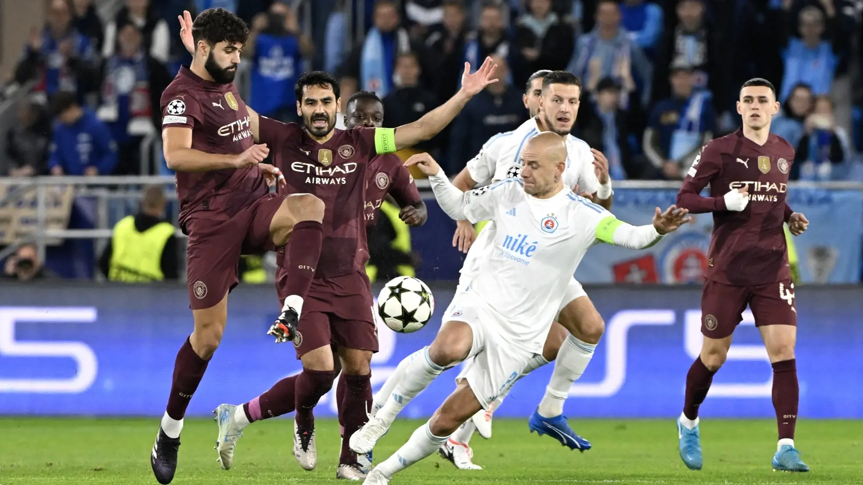 Obvinený mal predávať falošné lístky aj na Ligu Majstrov, do ktorej sa dostal ŠK Slovan Bratislava. Hral proti úspešným tímom ako Manchester City. Na snímke v popredí vpravo Vladimír Weiss ml. (Slovan) a vľavo Joško Gvardiol (Manchester).
