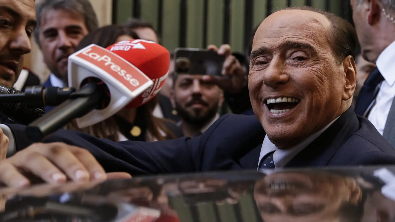 Bývalý taliansky premiér Silvio  Berlusconi sa usmieva na novinárov v Ríme v utorok 18. augusta 2022.