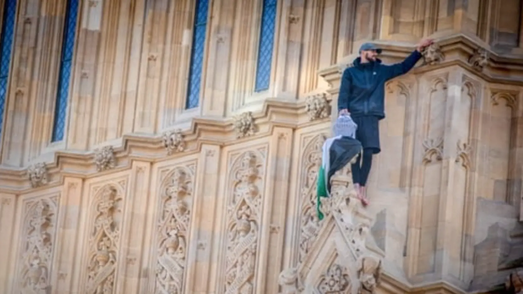 Muž v Londýne vyliezol na veži Big Ben.
