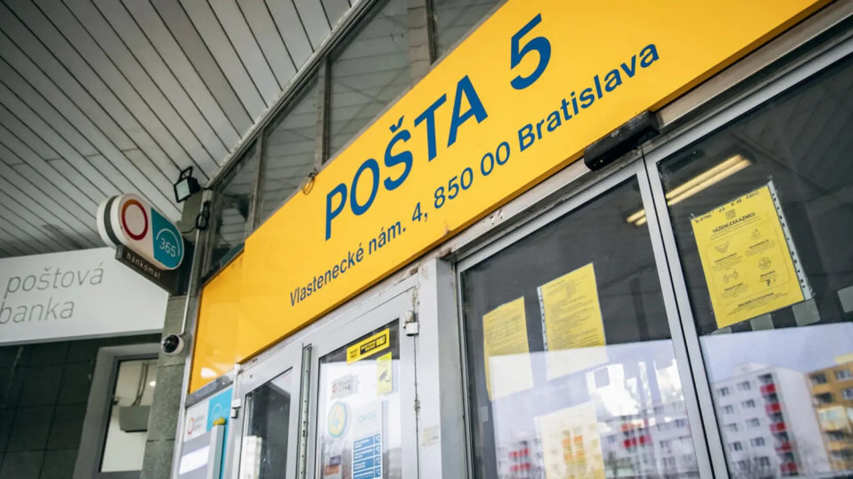 V priestoroch pobočiek je počet zákazníkov regulovaný, tzn. v pobočke sa môže aktuálne nachádzať jeden zákazník na 25 m². Zároveň musia byť dodržiavané dvojmetrové vzájomné odstupy, čo platí aj pre zákazníkov, čakajúcich pred pobočkou. Do priestorov pobočky môžu vstúpiť iba tí zákazníci, ktorí budú mať riadne nasadený respirátor, s výnimkou zákazníkov podľa príslušnej vyhlášky ÚVZ SR.