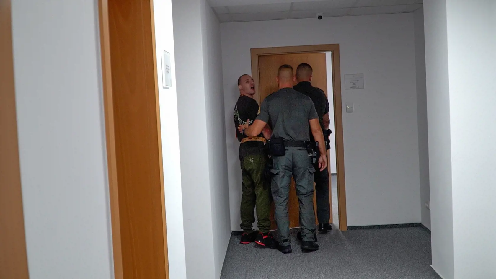 Najvyšší súd SR potvrdil 22 – ročný trest pre Jozefa, ktorý za hodinu postrelil dvoch mužov. Na poškodených vystrelil odzadu a zbraň mal dokonca v nelegálnej držbe. Celý prípad sa stal nadránom počas víkendu počas jarmoku v Šuranoch.