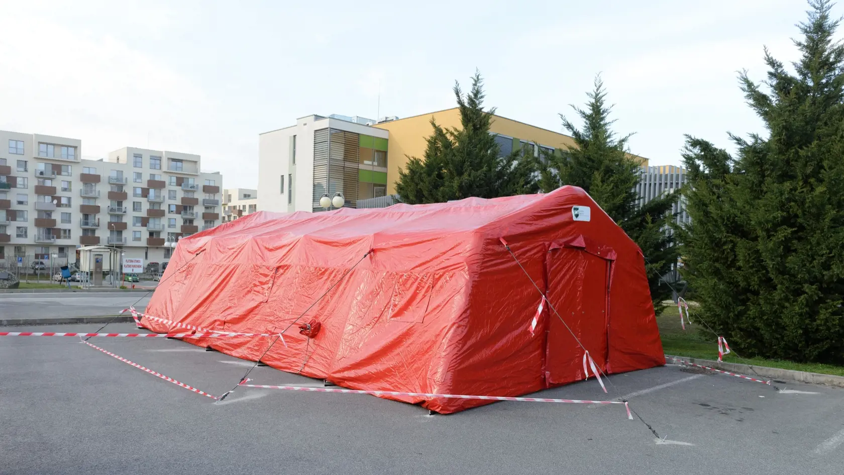 Pred nemocnicami vyrástli testovacie stany pre pacientov s Covid-19. Všetka odkladná zdravotná starostlivosť sa nateraz zastavila, mnohým pacientom s rakovinou či kardiovaskulárnymi problémami môže ísť o život!