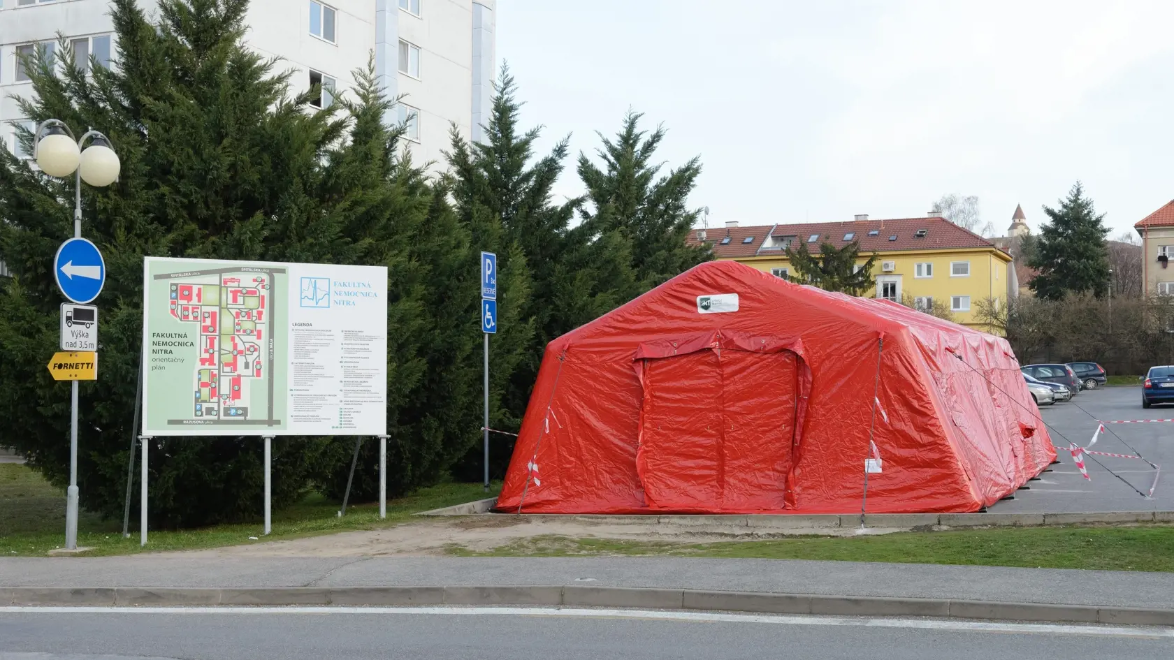 Pred nemocnicami vyrástli testovacie stany pre pacientov s Covid-19. Všetka odkladná zdravotná starostlivosť sa nateraz zastavila, mnohým pacientom s rakovinou či kardiovaskulárnymi problémami môže ísť o život!