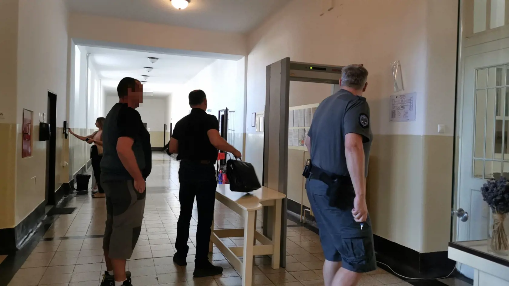 Obvinený muž (vľavo) prišiel na súd aj so svojím advokátom (v strede).