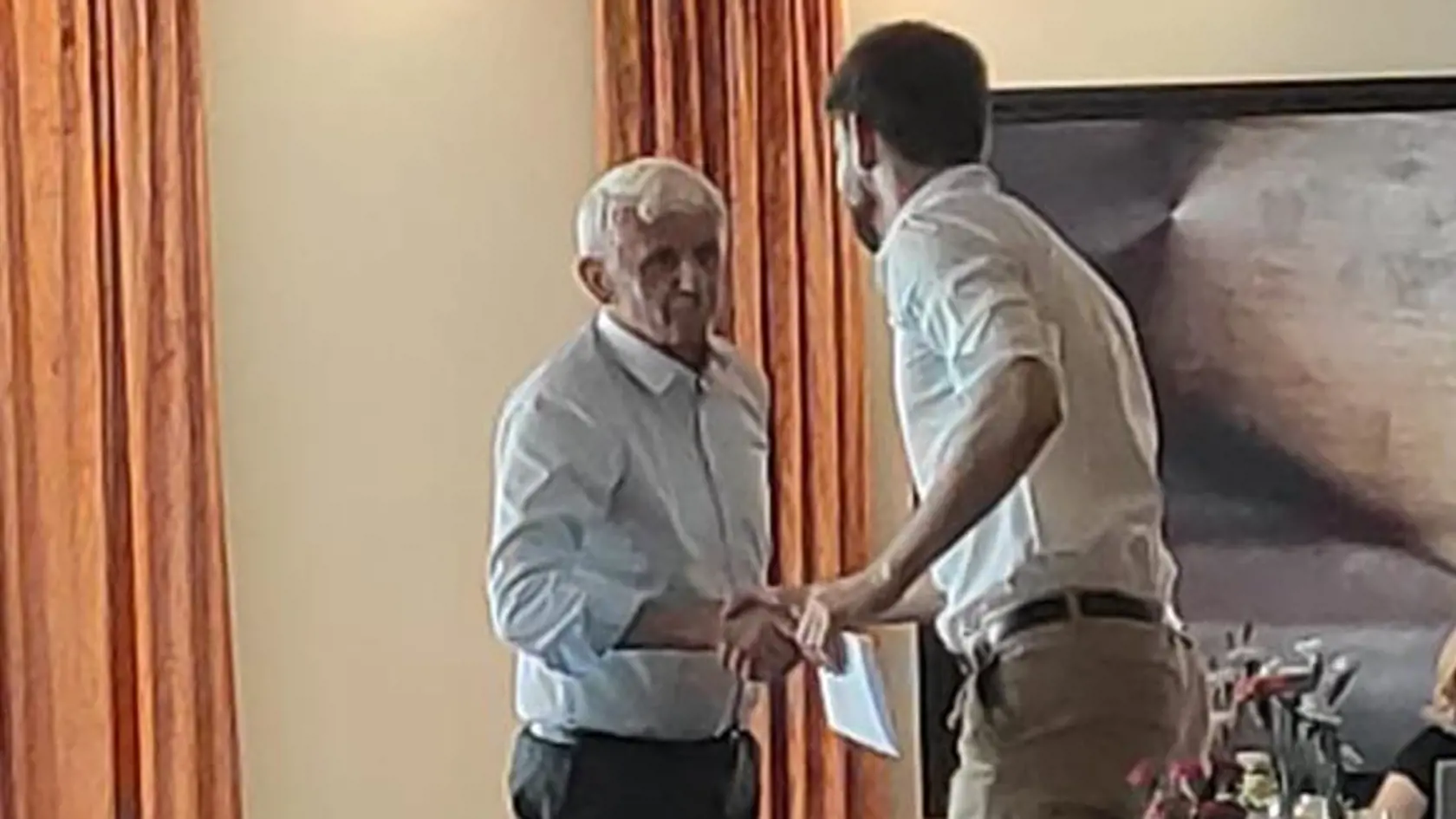 „To bol obed, v rámci ktorého sa ma niekde v polovici pán Šimečka, veľmi inteligentným spôsobom, opýtal, či nezvažujem aj takéto alternatívy (odstúpenie, pozn. red.). Ja som mu veľmi civilizovaným spôsobom povedal, že je to absolútne absurdná idea,“ ozrejmil Dzurinda.