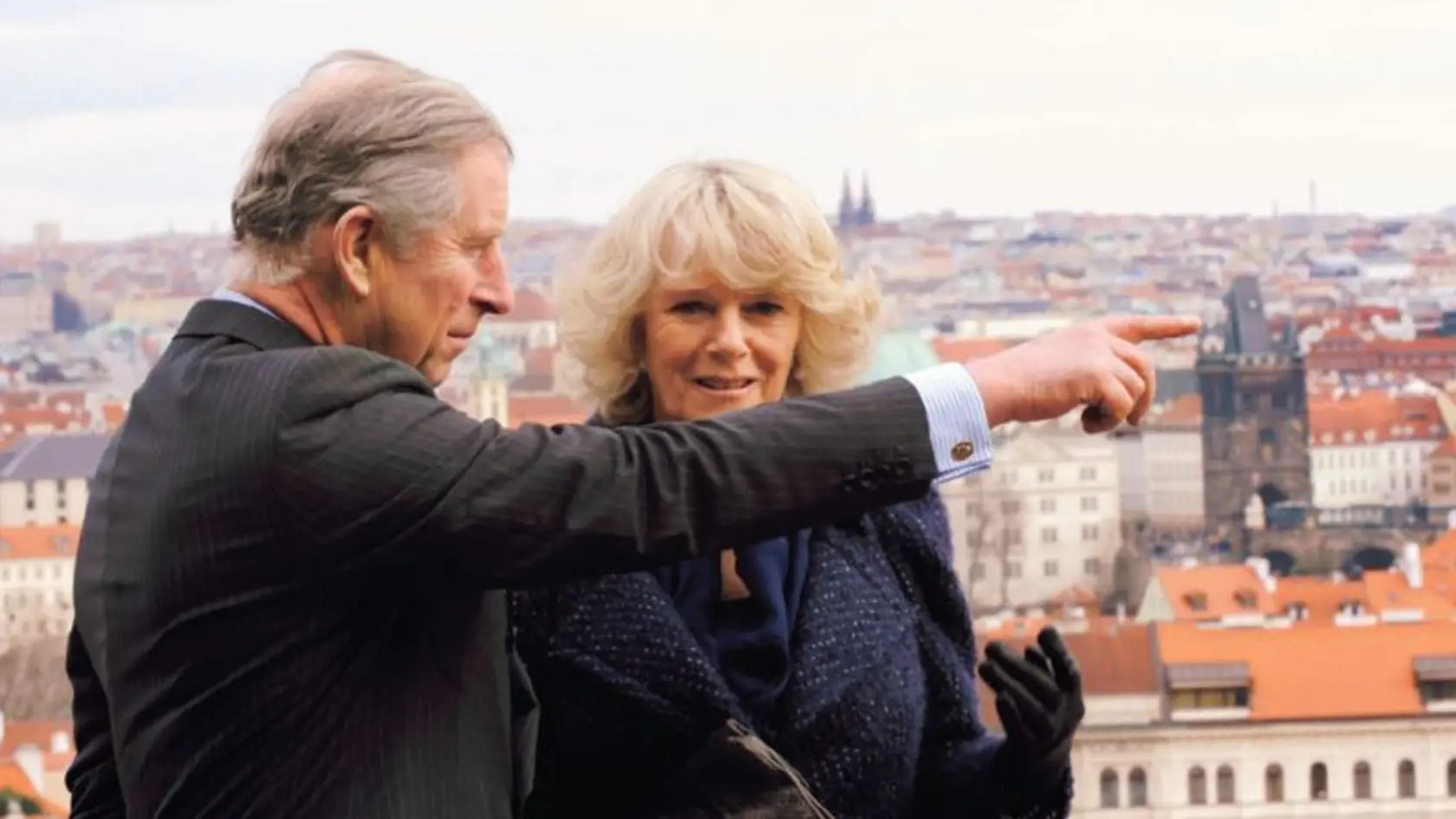 Princ CHARLES a CAMILLA obdivovali panorámu Prahy.