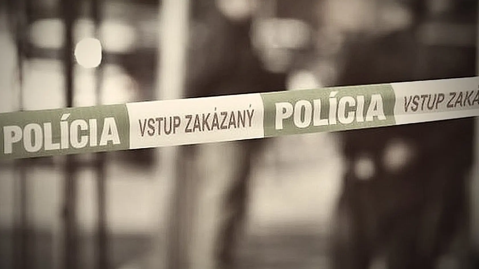 Seniorka spadla z ôsmeho poschodia paneláku.