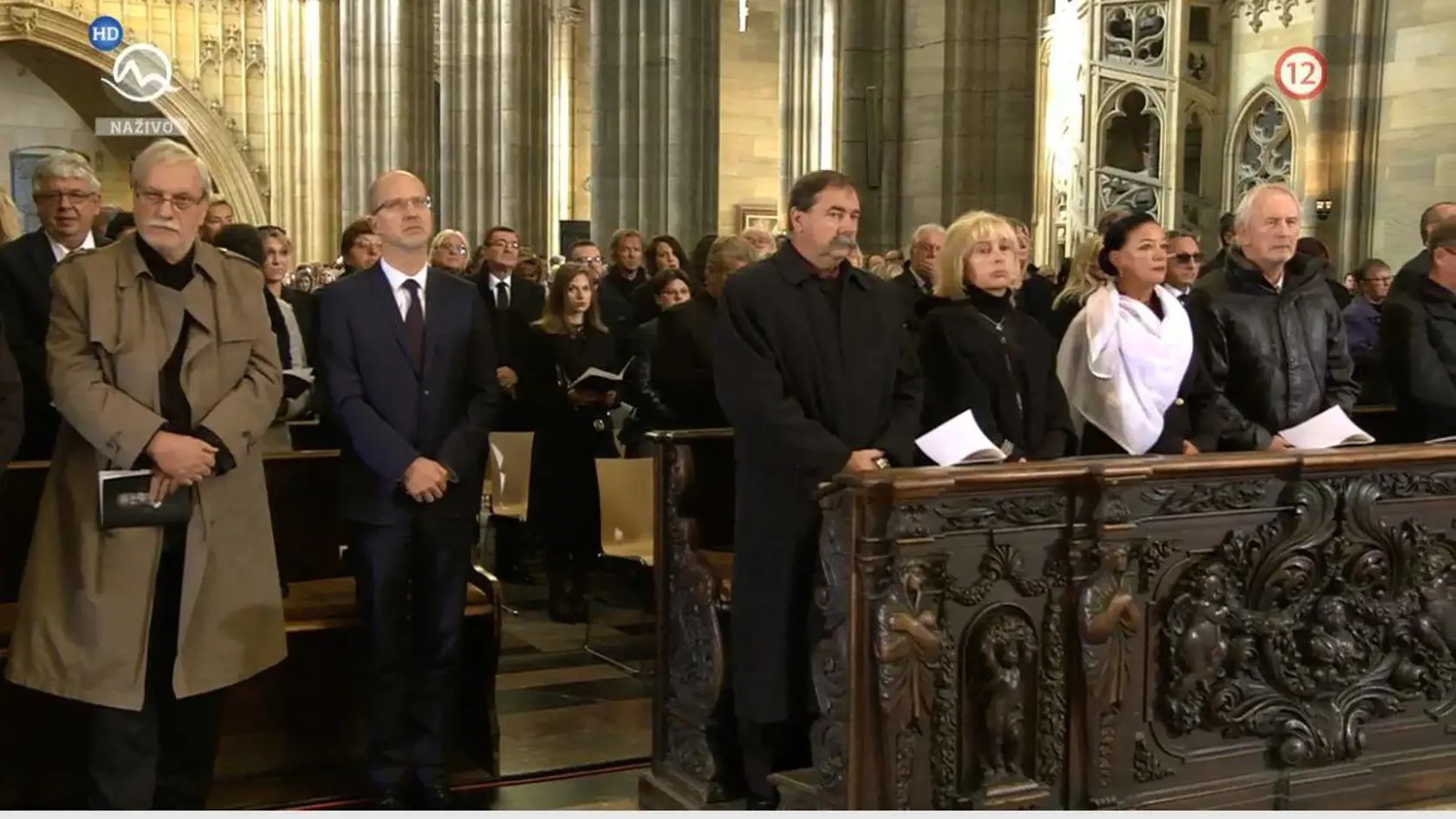 Zádušná omša na Pražskom hrade. Gottov slovenský priateľ, hudobník Braňo Hronec s manželkou Judy Vargovou vpravo.