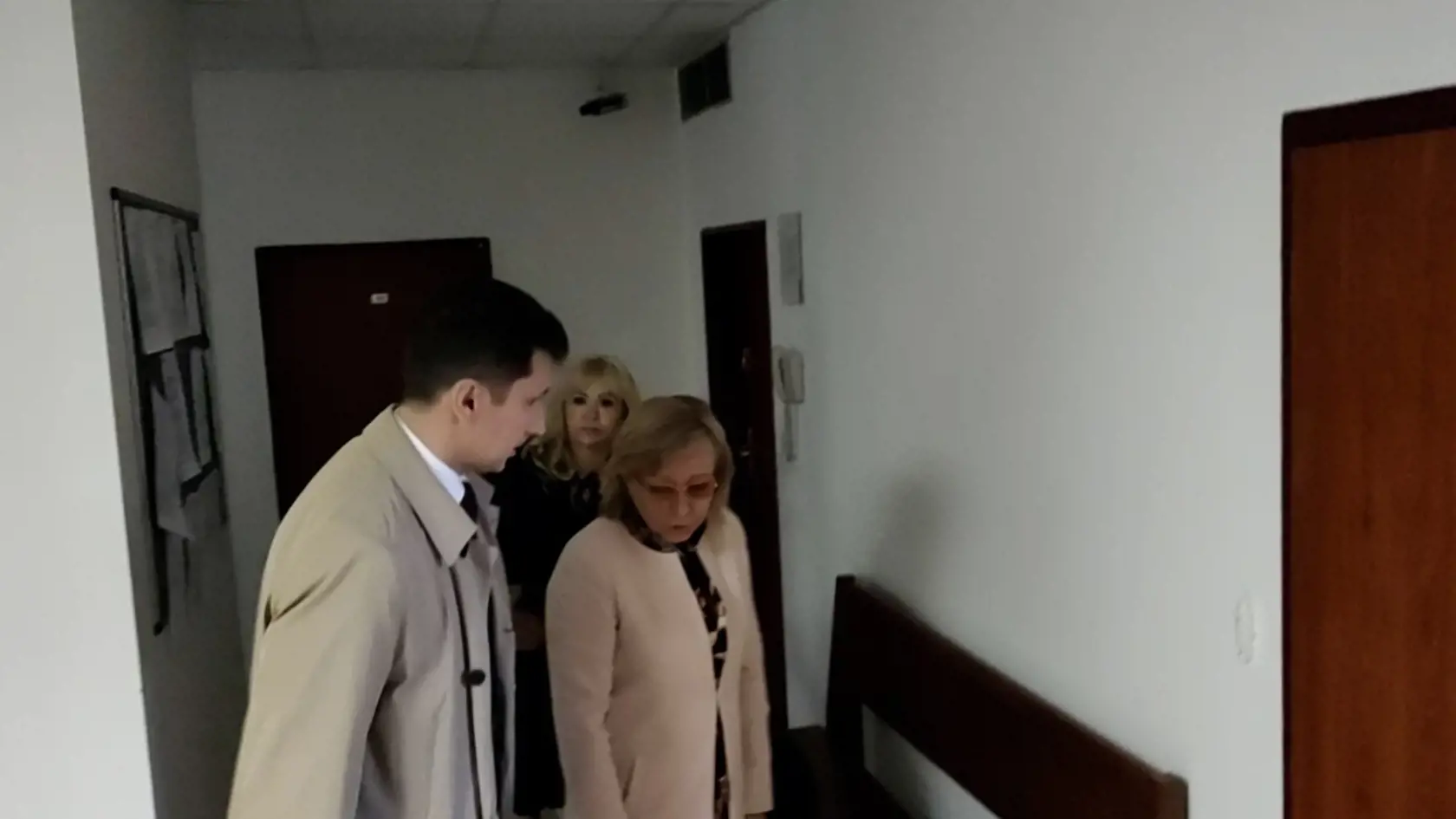 Bývalé zamestnankyne finančnej správy Kornélia Černá a Denisa Židová pred Špecializovanom trestnom súde v Pezinku počas procesu ohľadom kauzy prijímania úplatku 19. septembra 2022.