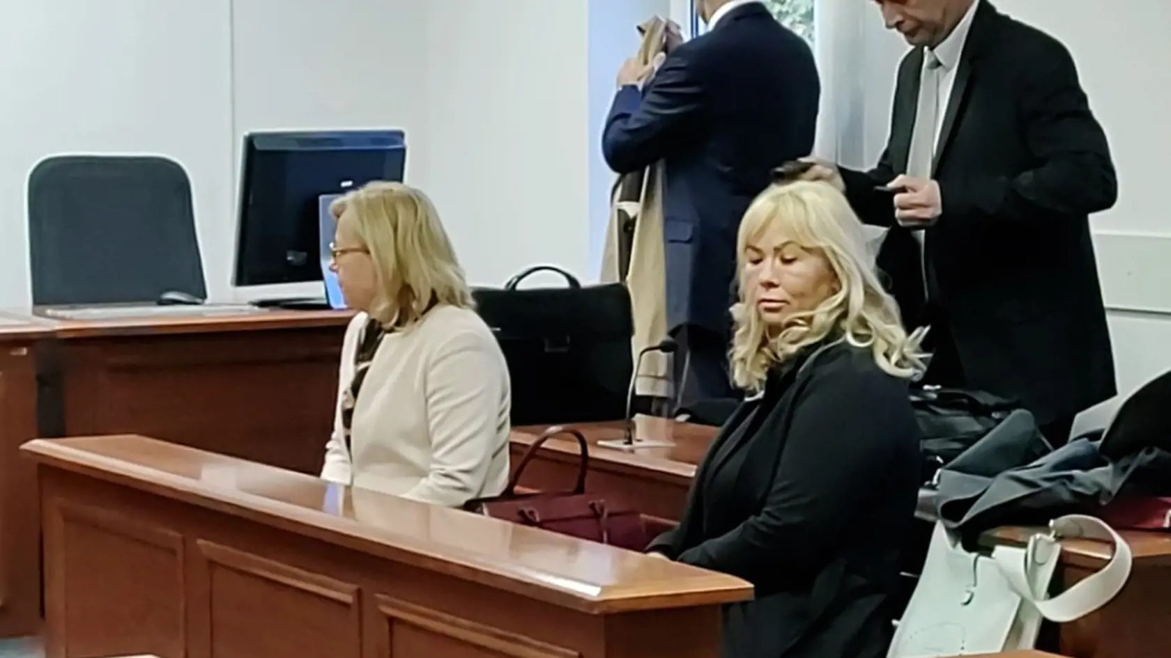 Bývalé zamestnankyne finančnej správy Kornélia Černá a Denisa Židová pred Špecializovanom trestnom súde v Pezinku počas procesu ohľadom kauzy prijímania úplatku 19. septembra 2022.