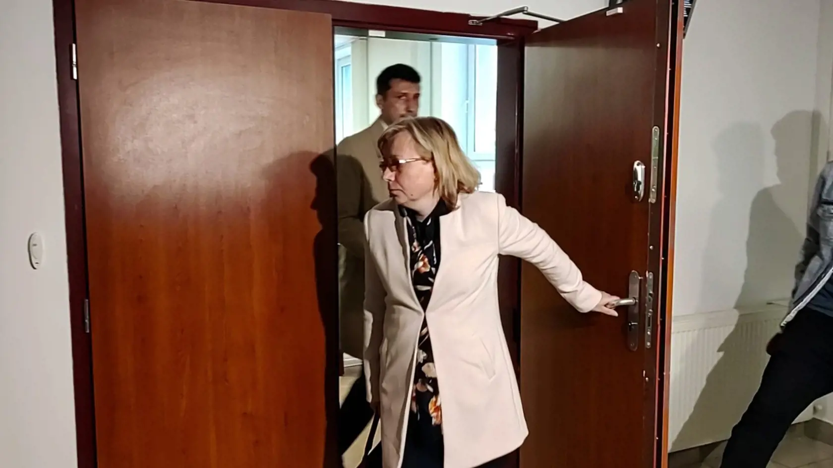 Bývalé zamestnankyne finančnej správy Kornélia Černá a Denisa Židová pred Špecializovanom trestnom súde v Pezinku počas procesu ohľadom kauzy prijímania úplatku 19. septembra 2022.