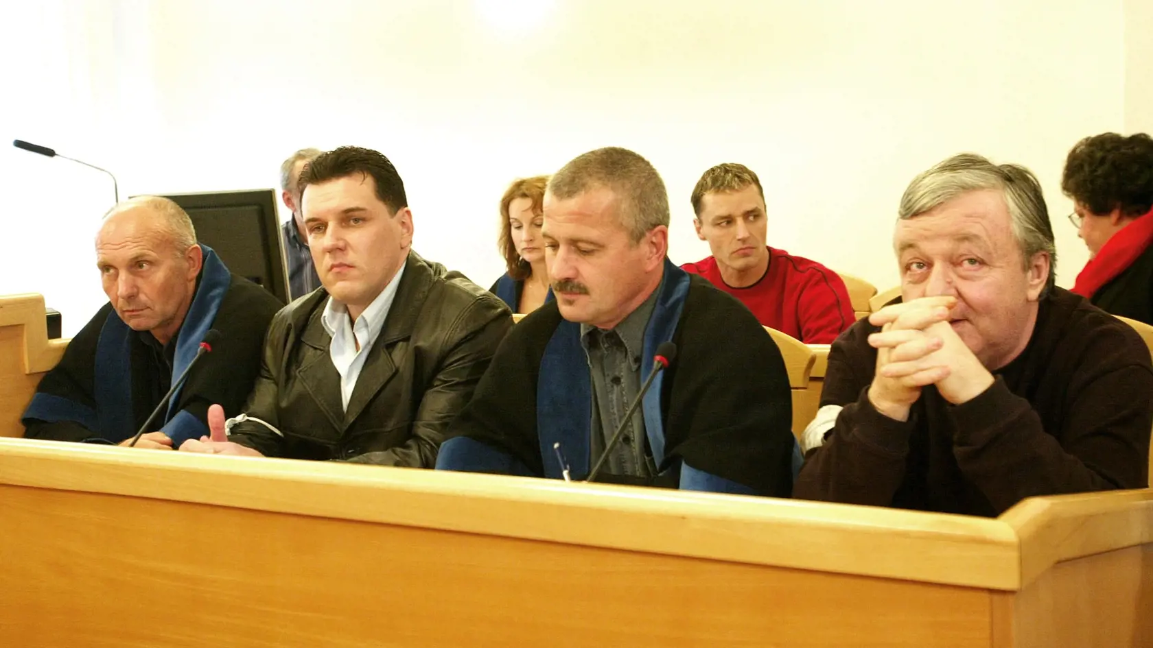 "Pretože u jedného z aktuálnych obžalovaných prichádza v danej veci do úvahy uloženie súhrnného trestu odňatia slobody, bolo potrebné v jeho prípade vyčkať na právoplatne skončenie inej jeho trestnej veci, vedenej  Špecializovaným trestným súdom Pezinok, pracovisko Banská Bystrica," uviedla hovorkyňa prešovských súdov Ivana Petrufová. Na snímke pojednávanie na súde v Banskej Bystrici s obžalovanými: Mikuláš Černák, Daniel Maukš, Jozef Matula  - predbežné prerokovanie obžaloby
