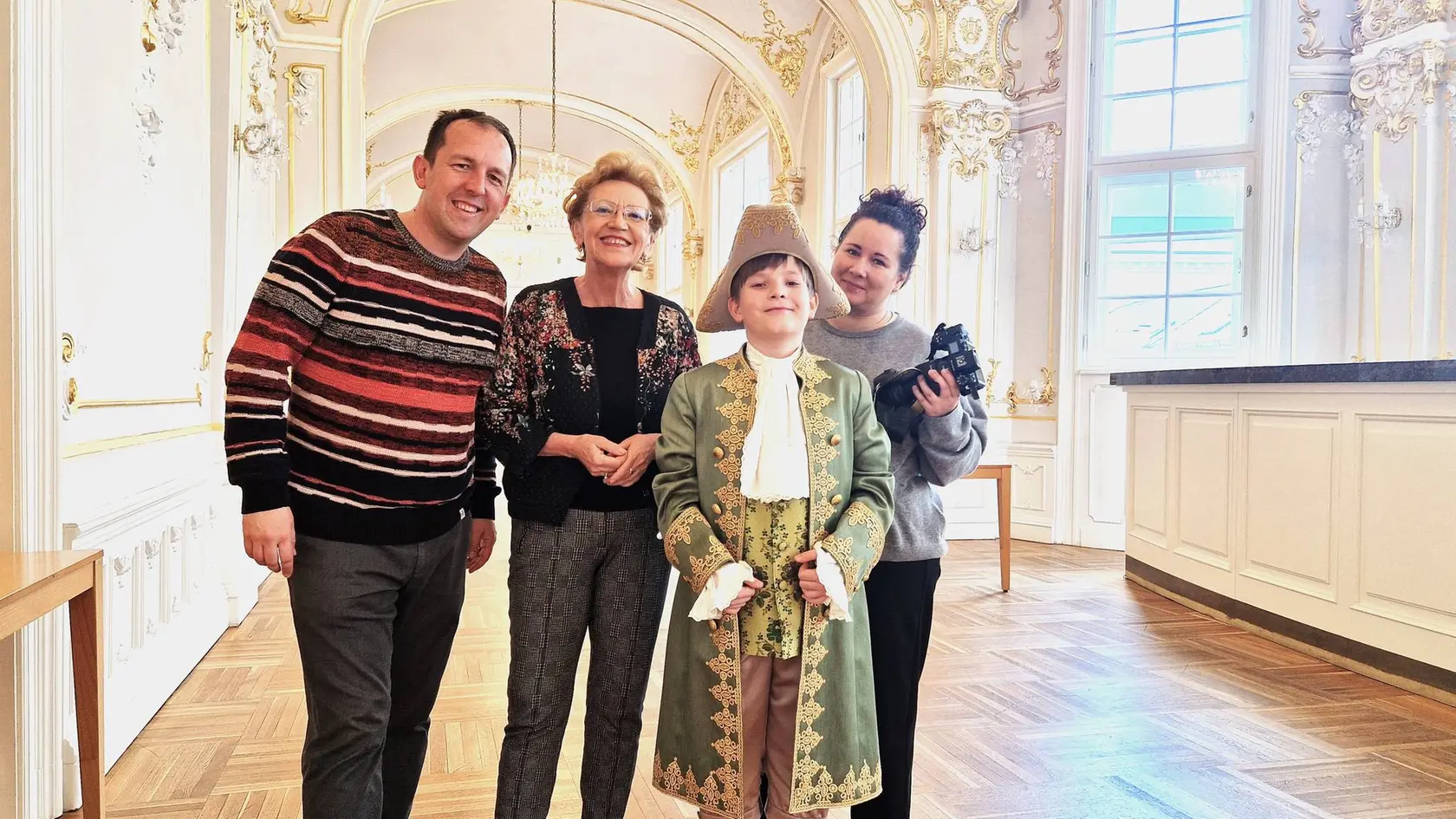 Magdaléne Rovňákovej (druhá zľava) pomáha pri práci v zbore aj jej syn Gabriel (vľavo).