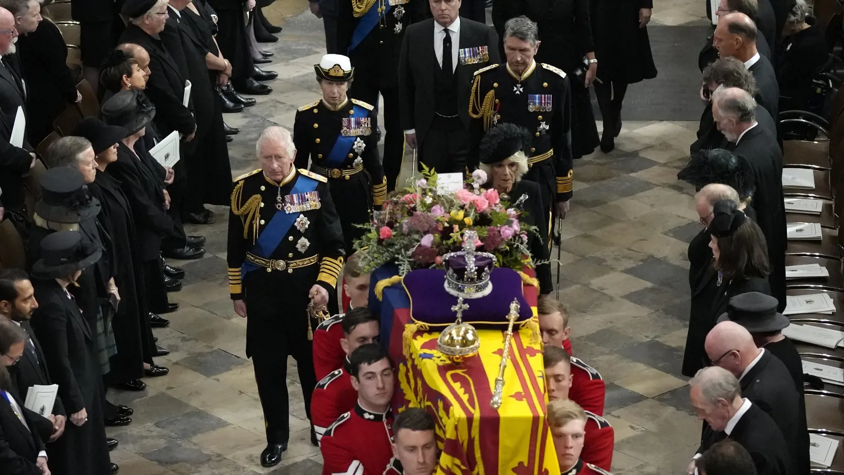 Britský kráľ Charles III., britská kráľovná manželka Kamila, princezná Anna, jej manžel Tim Laurence a princ Andrew kráčajú za rakvou s pozostatkami zosnulej britskej kráľovnej Alžbety II., ktorá opúšťa po skončení štátneho pohrebu Westminsterské opátstvo.