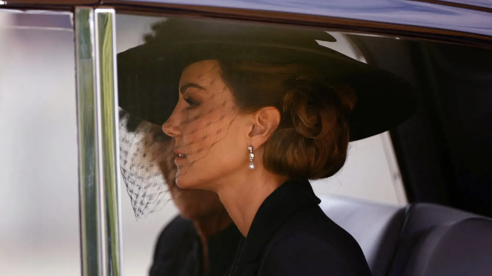 Meghan aj Kate si uctili Alžbetu II. perlovými šperkami, ktoré nebohá kráľovná obľubovala.