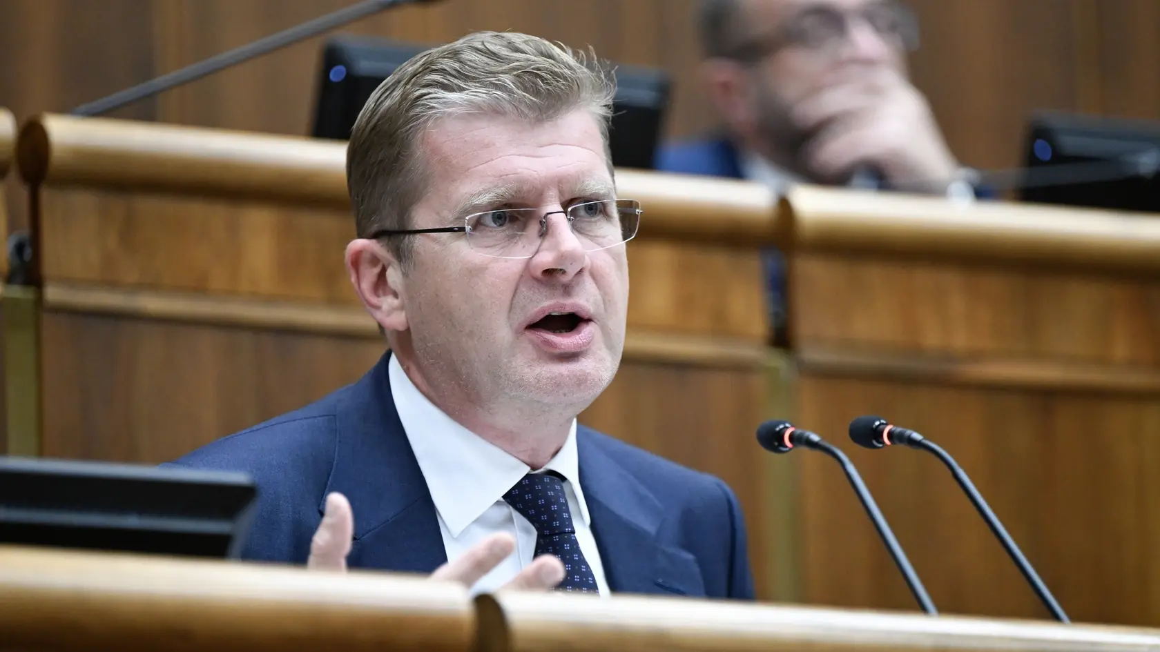 Na snímke podpredseda NR SR poverený jej riadením Peter Žiga (Hlas-SD).