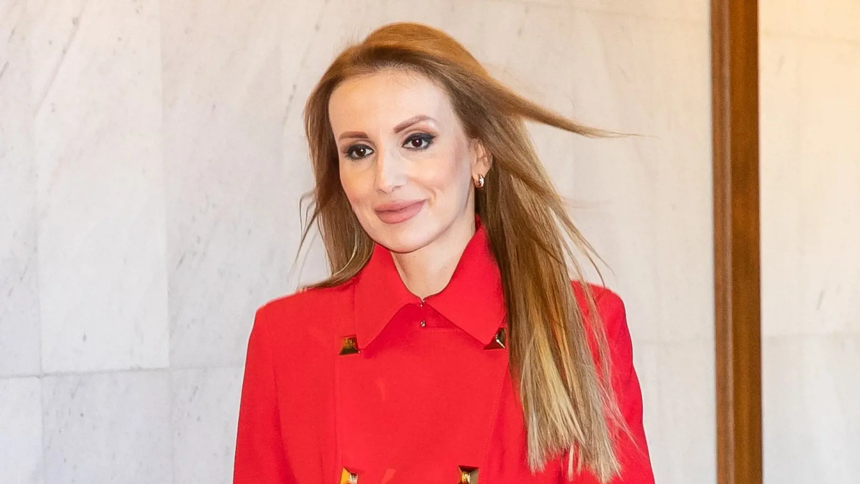 Tajomná a sexi zároveň! Manželka exšéfa Slovenskej informačnej služby (SIS) Vladimíra Pčolinského ohúrila v parlamente luxusným červeným outfitom.