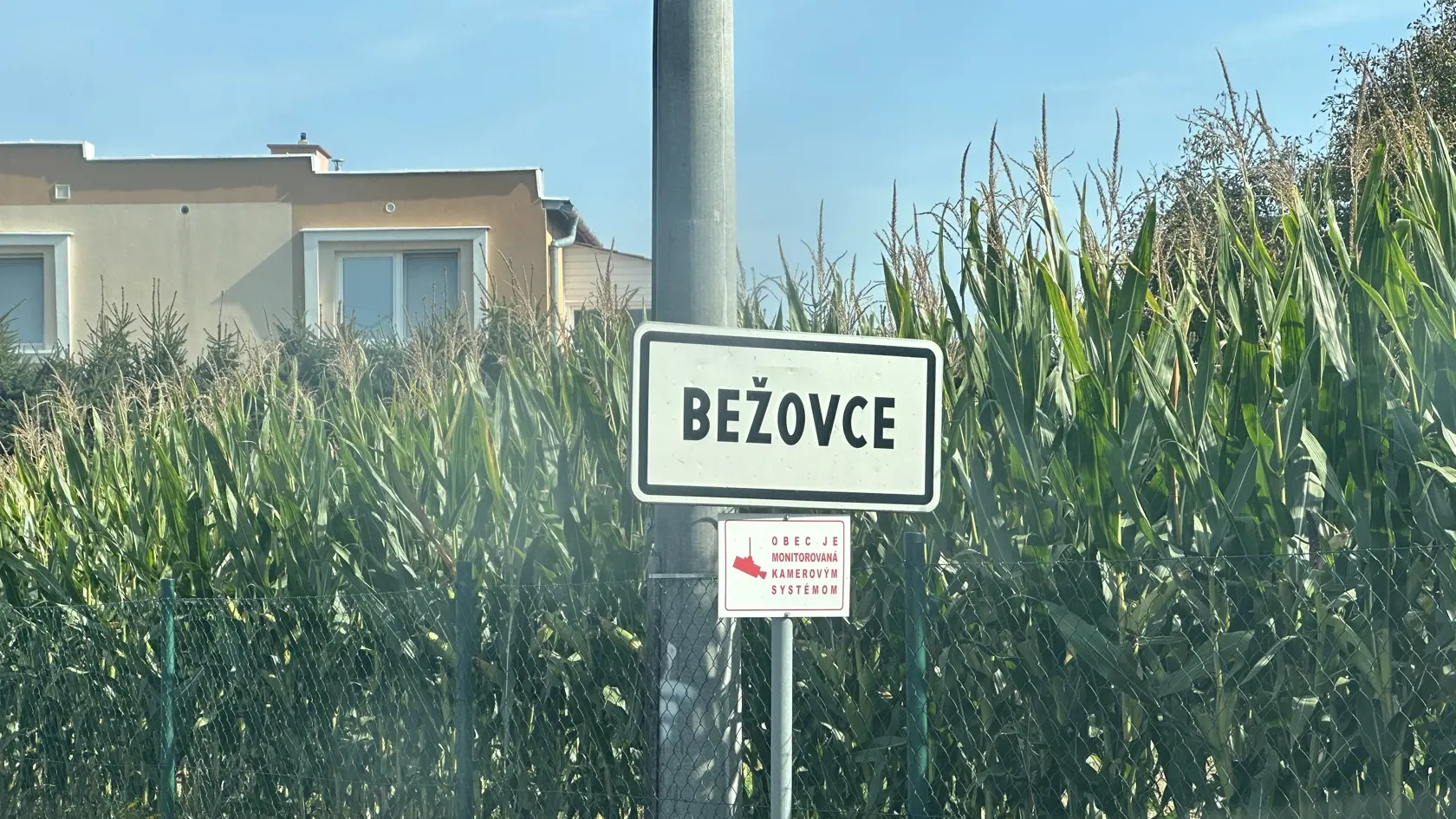 Opustené dieťa v krabici našli v obci Bežovce vedľa autobusovej zastávky.