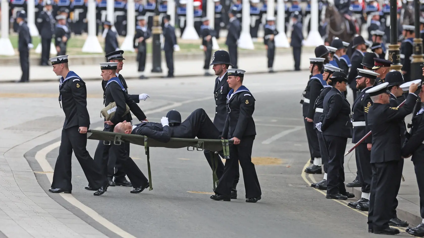 Počas kráľovninho pohrebu odniesli na nosidlách policajta, ktorý v službe skolaboval.