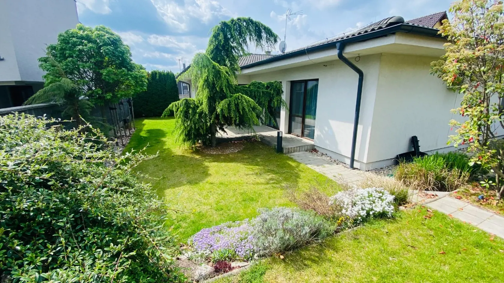 Súčasťou pozemku o rozlohe 600 m2 je aj nádherná záhrada.