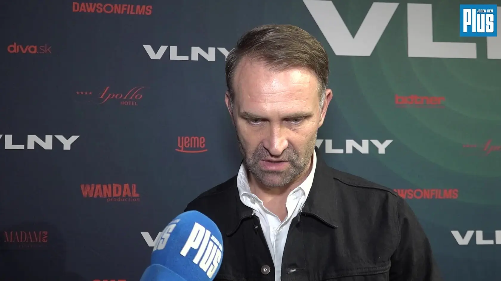"Prazvláštnym spôsobom sa veľa vecí z filmu, atmosféry a okolností začína podobať na to, čo sa deje u nás. Je to zrazu nevídane aktuálne,” prezradil Tomáš Maštalír po premiére filmu Vlny.